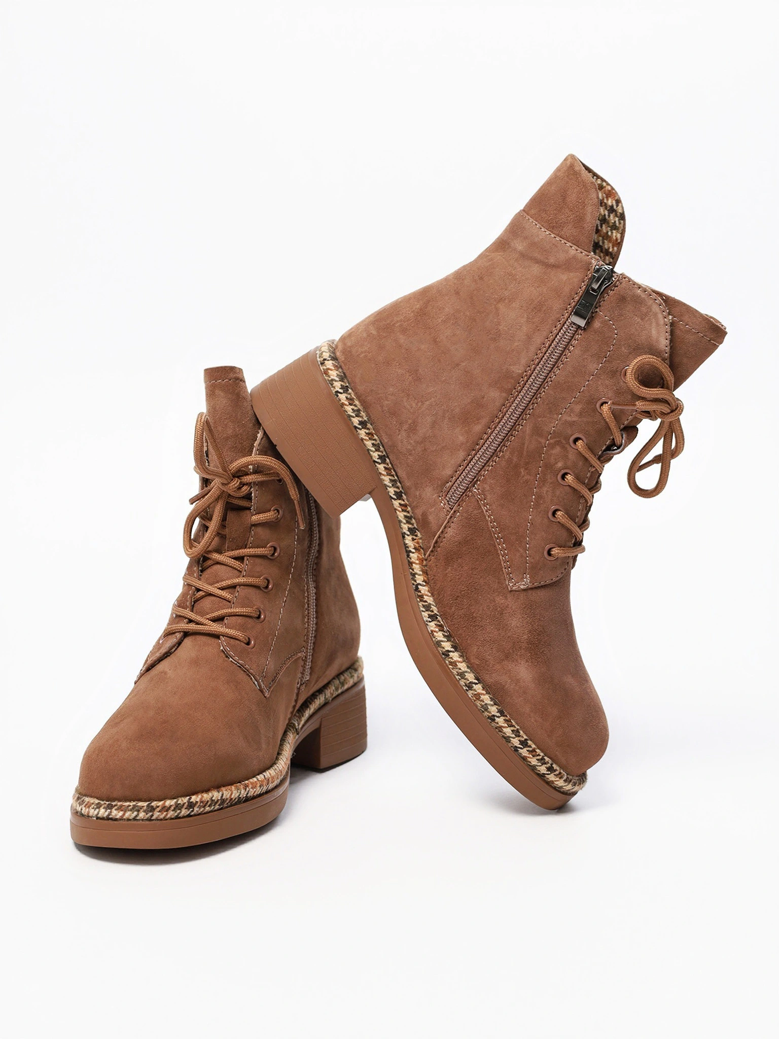 Ботинки коричневого цвета на широком среднем каблуке